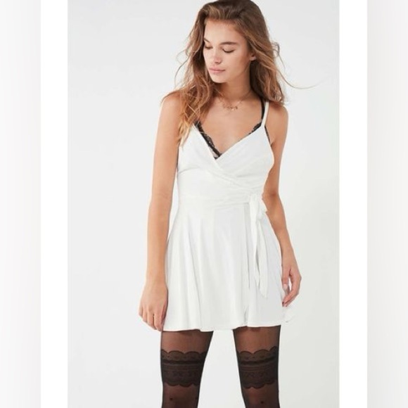 Urban Outfitters Kimchi Blue White Veruca Skirted Wrap Romper XS - Picture 10 of 12